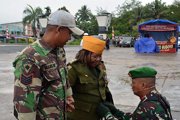 HUT Ke-72 TNI, Komandan Upacara Berlutut Perbaiki Kancing Baju Veteran