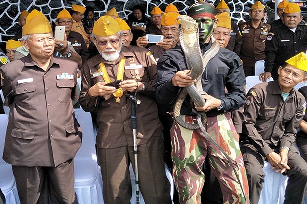 HUT Ke-72 TNI, Prajurit Kopassus Taklukkan Kobra