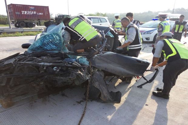 Sedan Seruduk Pantat Truk, Satu Nyawa Melayang di Tol Cipali