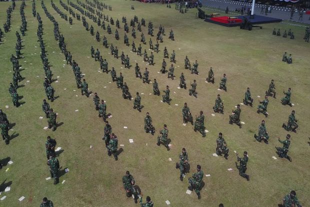 Warga Tempuh Ratusan Kilometer Demi Saksikan Aksi Bela Diri Militer