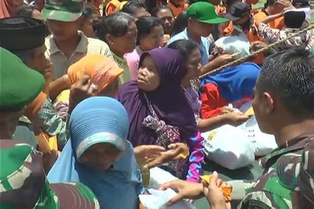 Ribuan Warga Berdesakan Antre Sembako Gratis dari TNI