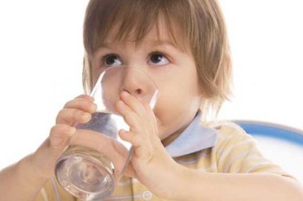 Manfaat Minum Air Putih Bagi Si Kecil