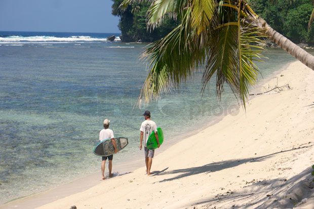 Berselancar di Hawaii Tempo Dulu di Pesisir Barat Sumatera