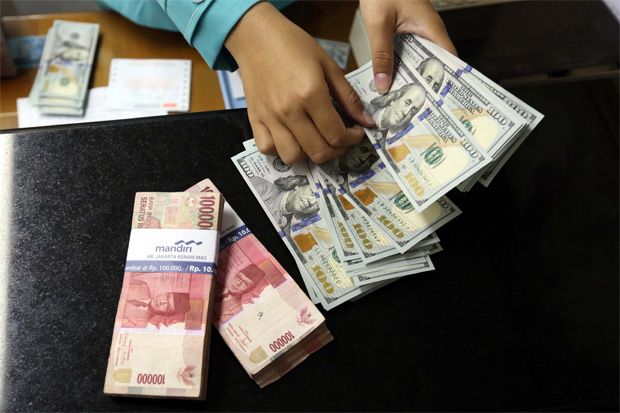 Dolar Berbalik Menguat, Rupiah Kembali ke Rp13.500