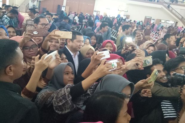 Isi Kuliah Umum, HT Jadi Rebutan Selfie di Universitas Adi Buana Surabaya