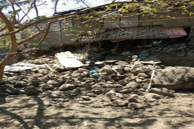 Rumah Porak Poranda Akibat Gempa, Ratusan Warga Lembata Mengungsi