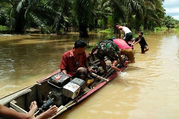 Banjir Tapsel, Ratusan Rumah Terendam dan Warga Beraktivitas Pakai Perahu