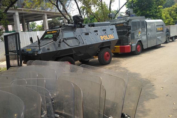 Jelang Rapat Pleno Golkar, Barracuda dan Water Cannon Disiagakan