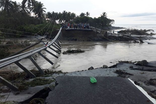 Jalan Lintas Barat Sumatera Ambles Dihantam Air, Lalin Dialihkan