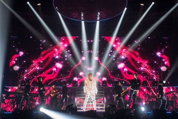 Berkostum Serba Putih, Taeyang Buka Konser dengan Penuh Energik
