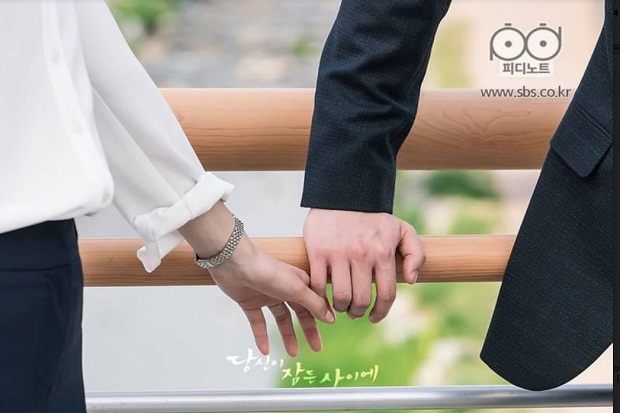Lee Jong Suk Malu Pegang Tangan Suzy Bae
