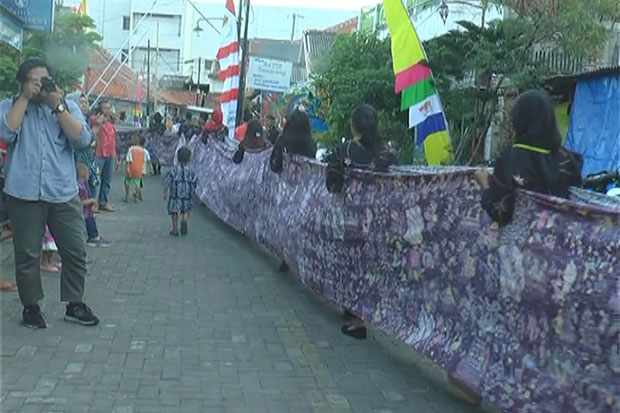 Kirab Batik 66 Meter Peringati Pertempuran Lima Hari di Semarang