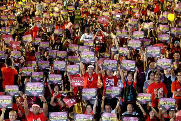 Gulingkan PM Najib, Ribuan Rakyat Malaysia Turun ke Jalan
