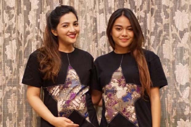 Ashanty dan Aurel Kompak Jualan Baju Bekas