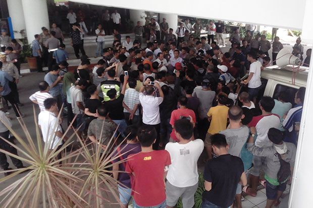 Sopir Angkot Demo, Kantor Gubernur Sulut Dikepung
