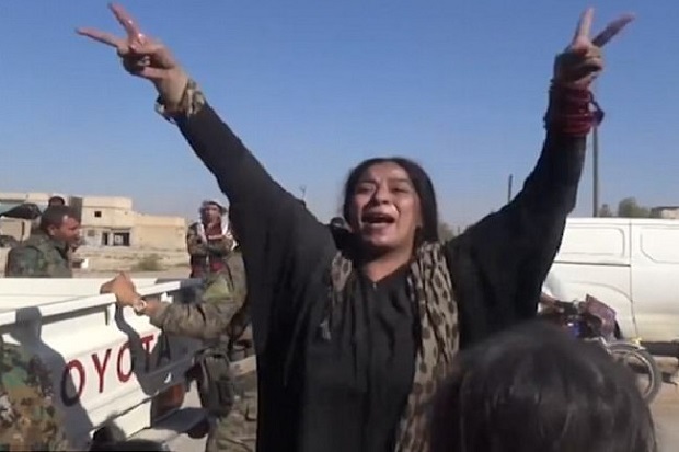 Diselamatkan, Wanita Perisai ISIS di Raqqa Robek Burqa Hitamnya