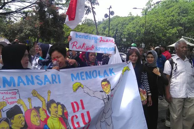 Menolak Direlokasi, Warga Tamansari Datangi Balaikota Bandung