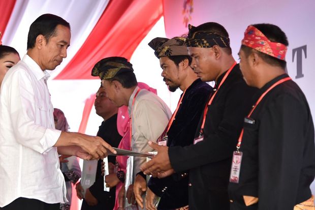Jokowi Serahkan 5.750 Sertifikat Tanah kepada Warga NTB