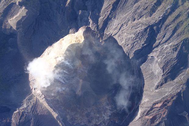 BNPB Terjunkan Drone untuk Ambil Video Kawah Gunung Agung