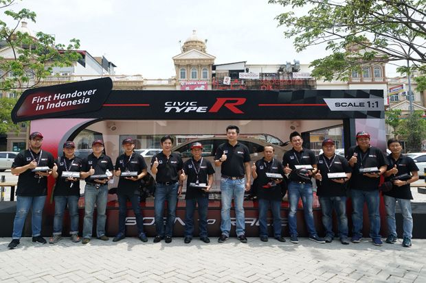 Honda Civic Type R Mulai Diserahkan ke Penggila Mobil Sport di Indonesia