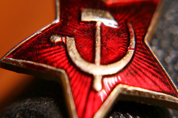 Polandia Hapus Simbol Palu-Arit dari Kuburan Tentara Merah