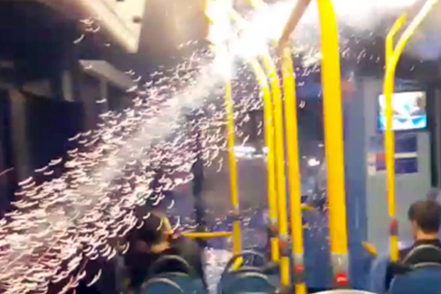 Horor, Kembang Api Meledak di Bus Tingkat London