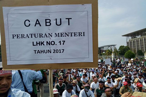 Ribuan Buruh Industri Pulp dan Kertas Demo Tolak Kebijakan Menteri LHK