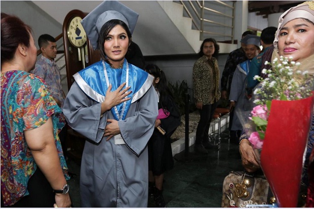 Lulus Kuliah, Baby Niken Eks Dewi Dewi Pikirkan Karier