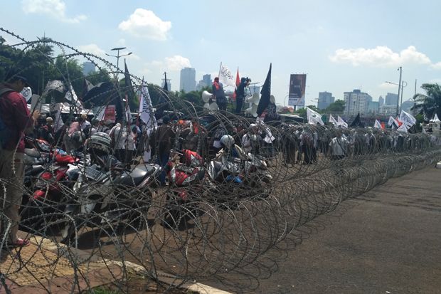Massa Pedemo Perppu Ormas Berdatangan ke Gedung DPR