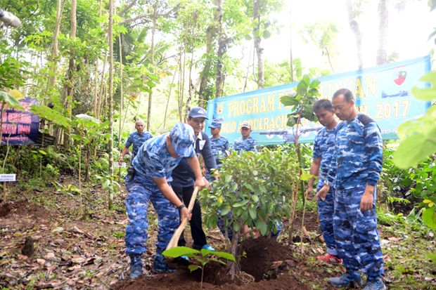 Prajurit TNI AU Hijaukan Hutan Desa Kemiri