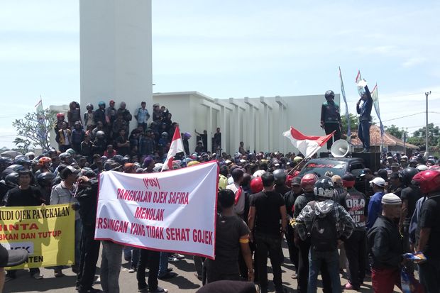 Ribuan Tukang Ojek Pangkalan Beraksi di Kantor Gubernur Banten