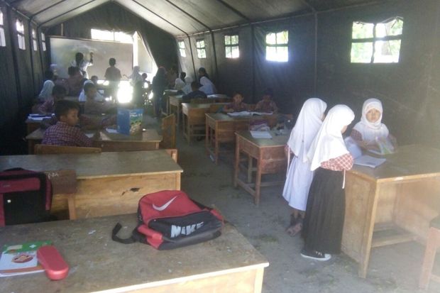 65 Siswa SD Bantar Panjang Terpaksa Belajar di Tenda