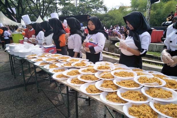 Mantap, 7.200 Piring Nasi Goreng dan Bubur di Cimahi Ini untuk Dhuafa