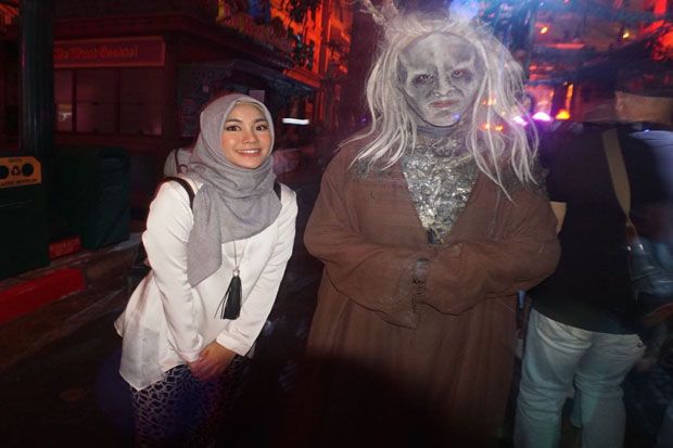 Pengalaman Seru Anisa Rahma Kunjungi Rumah Hantu Halloween Horor Nights 7 di Singapura