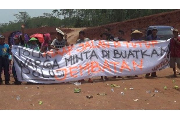 Tak Diberi Akses, Warga Batang Blokade Proyek Jalan Tol Batang-Semarang