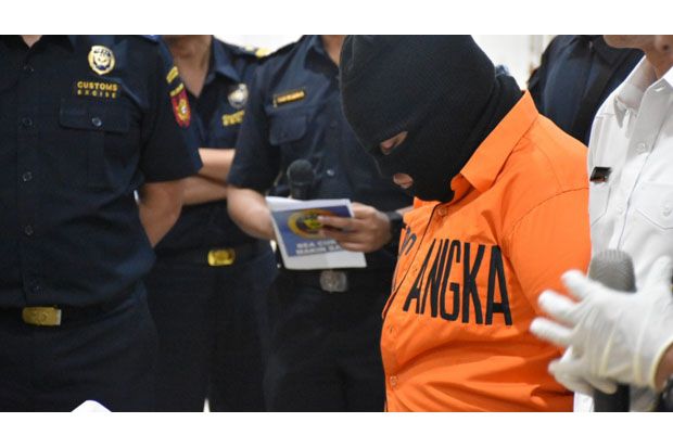 Petugas Gabungan Bea Cukai, BNN dan Polda Bekuk Kurir Sabu asal Malaysia