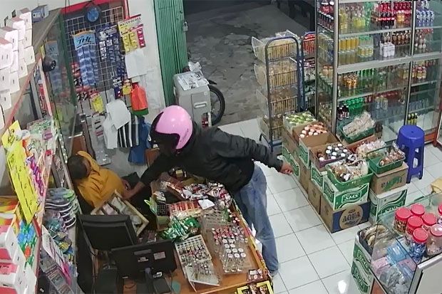 Terekam CCTV, Pencuri Beraksi di Toko 24 Jam saat Penjaga Tertidur