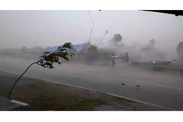 Evakuasi Korban di Banjarnegara Terkendala Cuaca Buruk dan Batang Pohon yang Besar