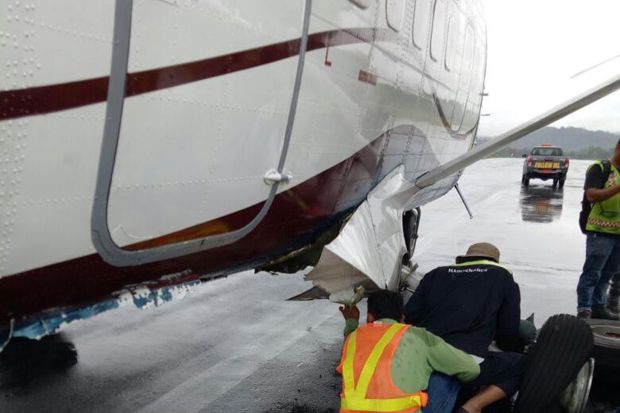 Pesawat Angkut 17 Penumpang Keluar Landasan Bandara Douw Aturure