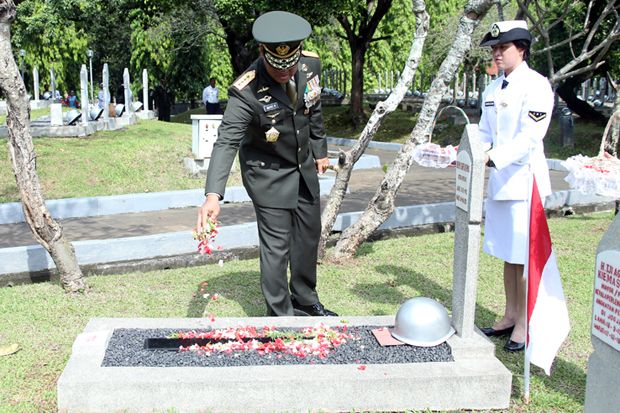 Panglima TNI Ziarah Nasional Hari Pahlawan di Kalibata