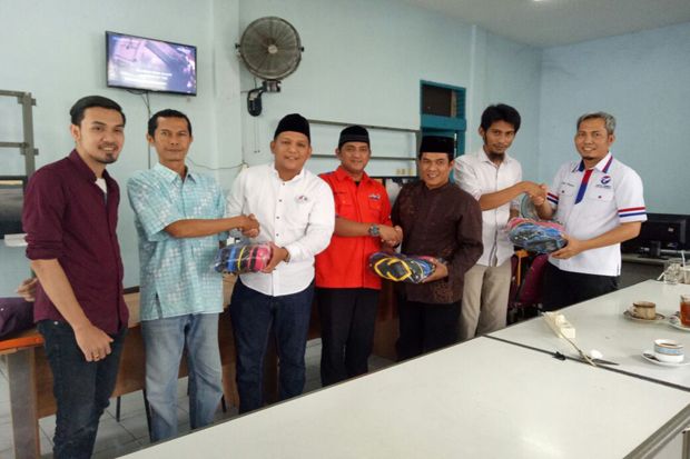 Perindo Riau Bagikan Sandal Wudhu ke Organisasi Wartawan
