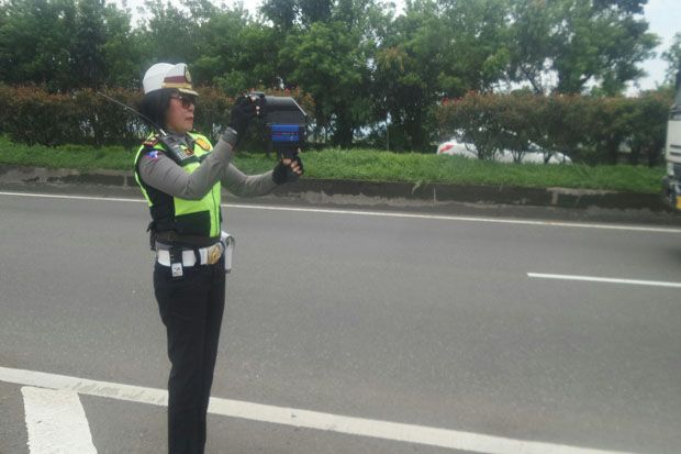 Pakai Speed Gun, Polisi Pantau Kecepatan Kendaraan di Tol Cileunyi