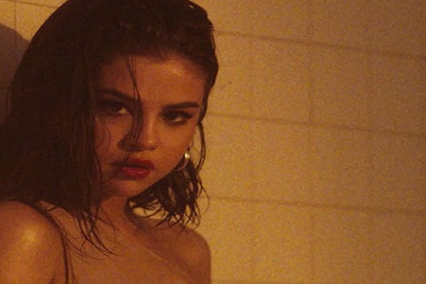 Selena Gomez Kenalkan Wolves Secara Eksklusif