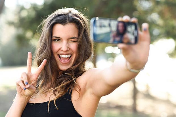 Perang Oppo F5 dengan Vivo V7 di Pasar Smartphone Selfie