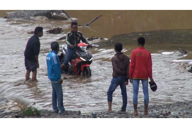 Hujan Deras Jalan Penghubung Kota dengan Kabupaten Kupang Terendam Banjir