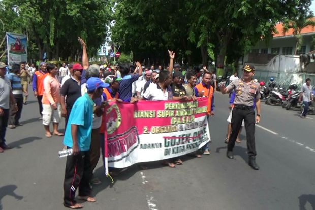 Sopir Angkot Probolinggo Demo Tolak Transportasi Online