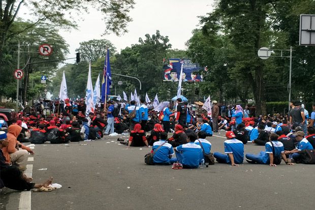 Tuntut Upah Layak, Ribuan Buruh Demo Gedung Sate
