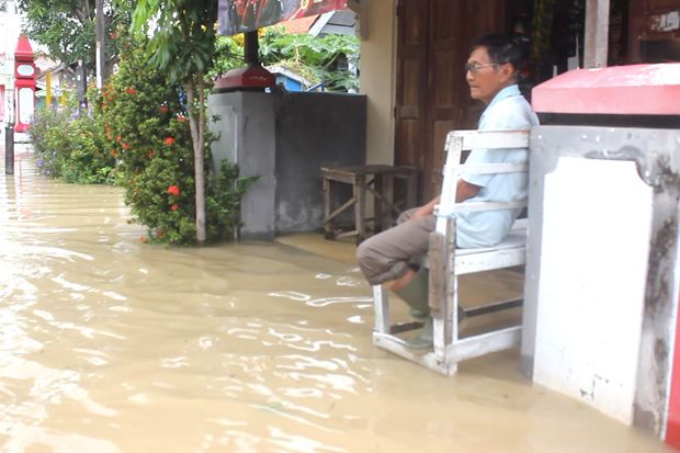Kebanjiran, Warga Kendal Pilih Bertahan di Rumah