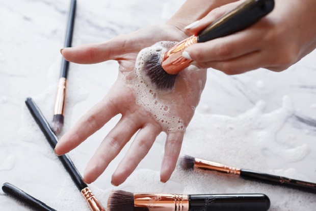 4 Tips Bersihkan Kuas Make Up dengan Bahan Alami