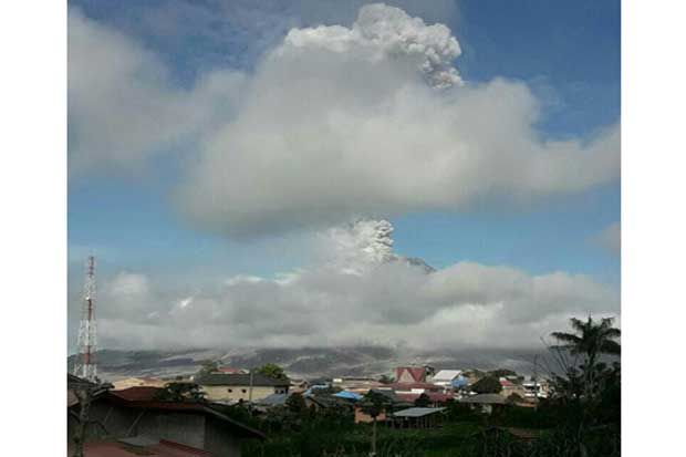 Erupsi, Gunung Sinabung Muntahkan Abu Vulkanik Setinggi 2.000 Meter